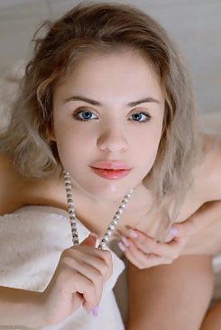Monika Jelolt in Pearls by Matiss